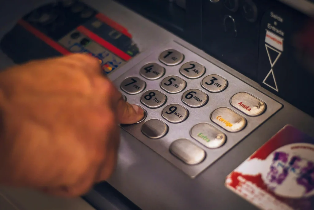 Cómo Retirar Dinero en el Extranjero sin Comisiones en 2025: Métodos Inteligentes 7 Cómo Retirar Dinero en el Extranjero sin Comisiones en 2025: